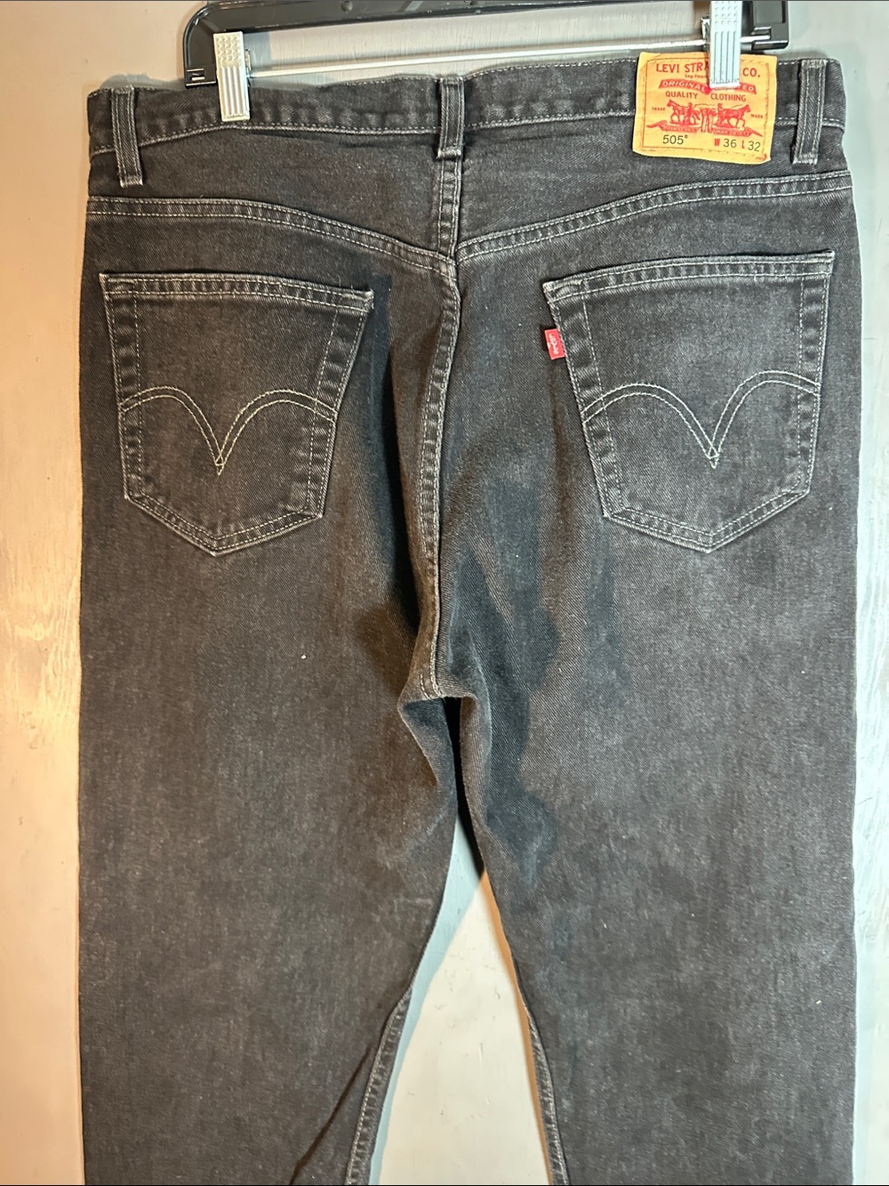 Levi's Men's Dark Charcoal Relaxed Jeans - Picture 6 of 7